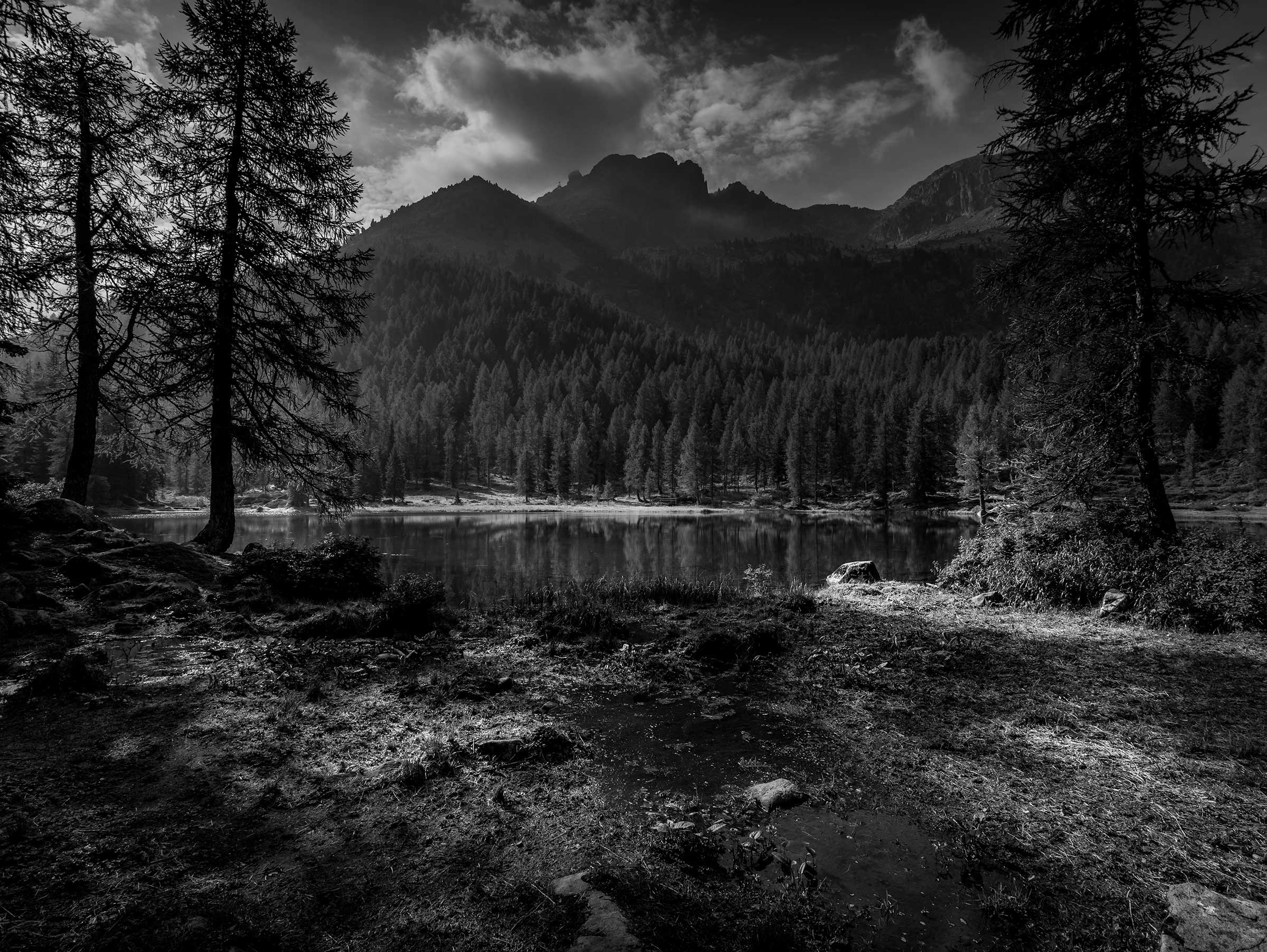 lago di montagna in bianco e nero